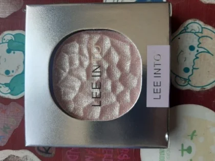 Highlighting Powder - Блискучий та Довговічний Хайлайтер від LEEINTO photo review