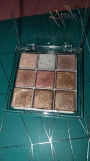 Палітра Тіней з Дев'яти Кольорів - Яскравий Вибір для Макіяжу photo review