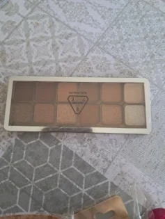 12 Color Eye Shadow Plate: Ідеальний вибір для початківців в макіяжі photo review