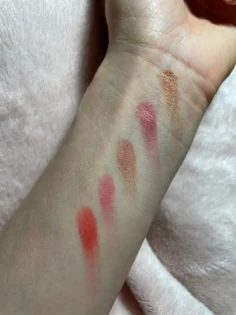 Матова блискуча палітра тіней для повік – яскраві червоні відтінки photo review