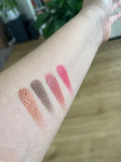 Матова блискуча палітра тіней для повік – яскраві червоні відтінки photo review