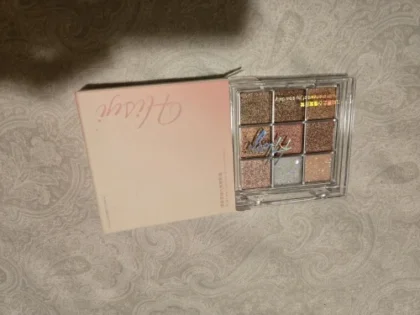 Глітерний хайлайтер - яскрава палітра тіней для очей photo review