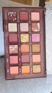 18 Colors Pomegranate Seeds Eyeshadow Palette – Яскраві відтінки для вашого макіяжу photo review