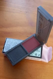 Тіні для повік Biya 2: Червоний і Чорний для Яскравого Макіяжу photo review