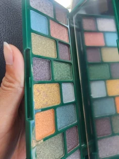 Кришталево сяючі тіні для повік - 16 кольорів в одній палетці photo review