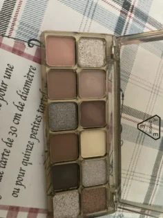 12 Color Eye Shadow Plate: Ідеальний вибір для початківців в макіяжі photo review
