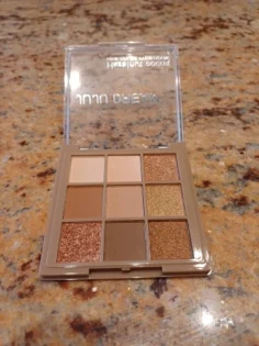 Тіні для повік Luxurious 9: яскраві кольори для вашого макіяжу photo review