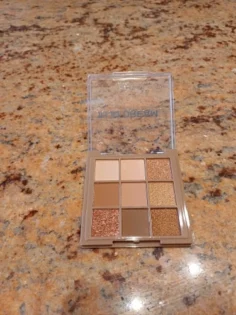 Тіні для повік Luxurious 9: яскраві кольори для вашого макіяжу photo review