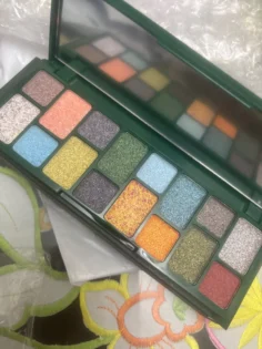 Кришталево сяючі тіні для повік - 16 кольорів в одній палетці photo review