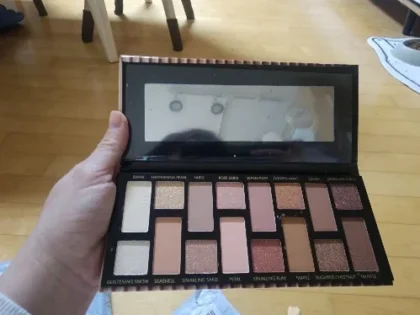 Гліттерна 16 кольорова палітра тіней: Яскраві, матові кольори для незабутнього макіяжу photo review