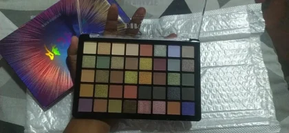 DIKALU 40 Color Eyeshadow Palette - Яскраві Тіні для Очей для Вашого Макіяжу photo review