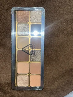 12 Color Eye Shadow Plate: Ідеальний вибір для початківців в макіяжі photo review