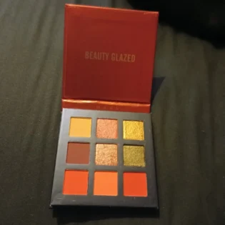 Матова блискуча палітра тіней для повік – яскраві червоні відтінки photo review