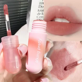 Яскраві червоні губи з матовою текстурою - Strawberry Red Sexy Lipstick