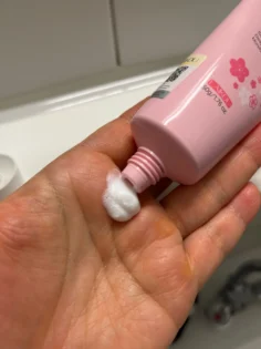 Очищуючий крем Sakura: Глибоке очищення та зволоження для жирної шкіри photo review