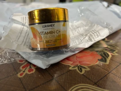 Крем для обличчя з вітаміном C - відновлення та зволоження для вашої шкіри photo review