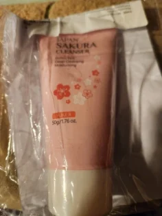 Очищуючий крем Sakura: Глибоке очищення та зволоження для жирної шкіри photo review