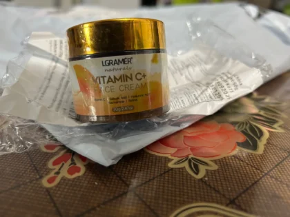 Крем для обличчя з вітаміном C - відновлення та зволоження для вашої шкіри photo review