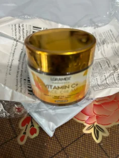 Крем для обличчя з вітаміном C - відновлення та зволоження для вашої шкіри photo review